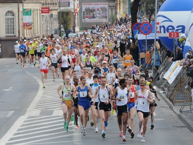 W Maratonie Dębno ma wziąć udział ponad 2 tysiące osób. Na zdjęciu uczestnicy biegu w 2012 roku.