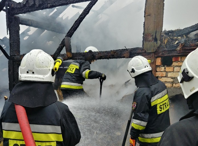 Piorun uderzył w stodołę na Wiskitnie. Na miejscu pracowało...