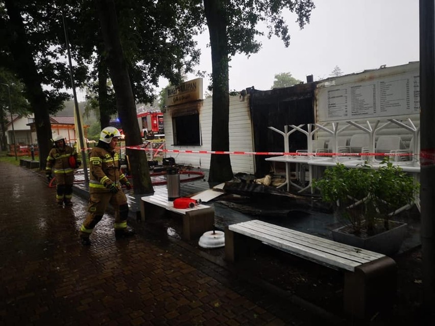 Nad Miedwiem nad ranem paliła się plenerowa restauracja Biały Tulipan. Gasili ją strażacy z Kobylanki, Bielkowa i ze Stargardu