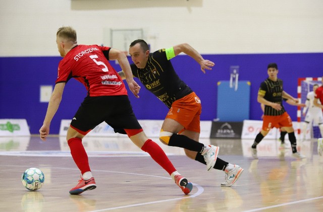 Piłkarze FC Reiter Toruń nie dali żadnych szans Red Dragons Pniewy i wygrali przed własną publicznością aż 8:2 (4:1). Bohaterem meczu był Daniel Gallego Garcia, który w 9. minucie otworzył wynik, a w drugiej połowie zaliczył jeszcze dwa kolejne trafienia. Po dwie bramki zdobyli także Marcin Mrówczyński i Marcin Mikołajewicz. Po niedzielnej wygranej torunianie umocnili się na piątym miejscu w tabeli Futsal Ekstraklasy.Zobacz na kolejnych stronach zdjęcia z meczu i trybun ->>>>Czytaj również:Wygrana KH Energi! Będzie siódmy mecz o półinał! [zdjęcia z trybun Tor-Toru]Nikt nie zatrzymał Eadsa! Derby dla Twardych Pierników!