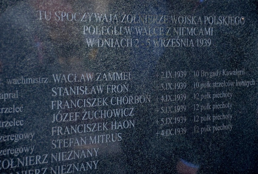 Pamięć o tych, którzy bronili Myślenic we wrześniu 1939 roku. Władze miasta złożyły kwiaty przy pomniku żołnierzy Wojska Polskiego