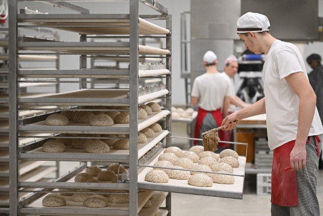 W małych miejscowościach zmiany w jakości chleba klienci sygnalizują natychmiast.
