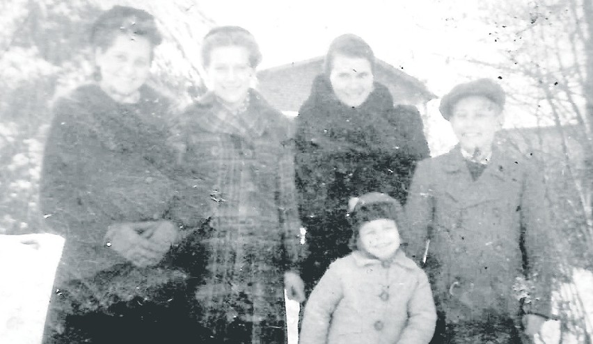 Irek Górzyński (pierwszy z prawej) z matką, ciotkami i...
