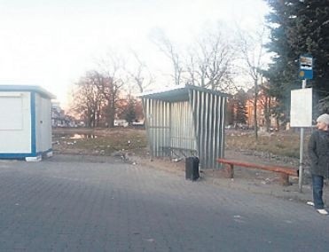 Dworzec PKS w Białogardzie znowu z blaszaną wiatą.