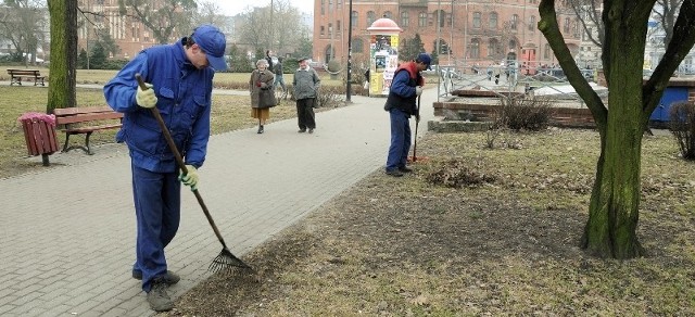 Pozimowy piasek zniknął już ze starówki