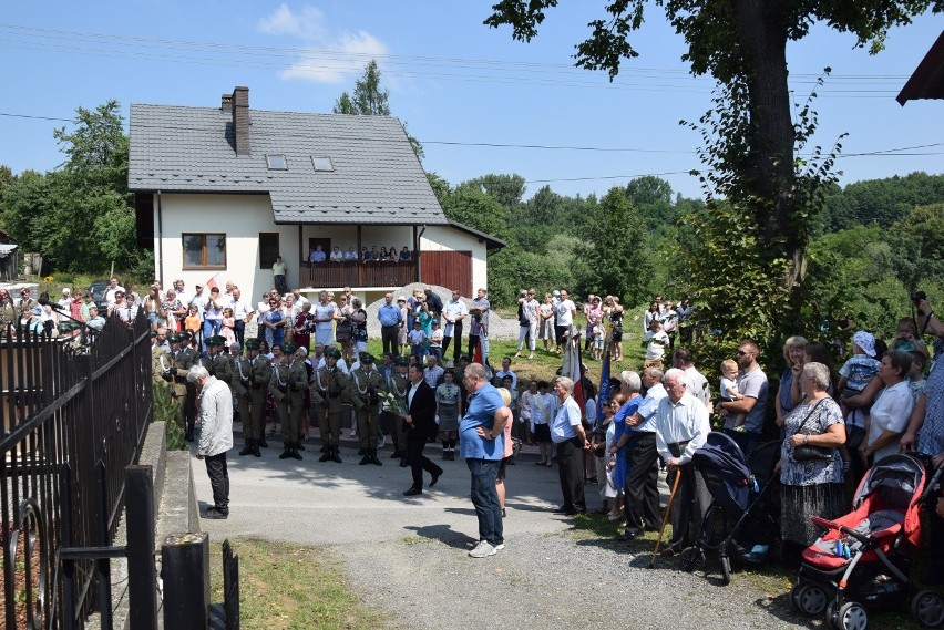 Hołd dla 30 ofiar pacyfikacji Radwanowic w miejscu kaźni hitlerowskiej. Wspomnienia bestialskiego mordu [ZDJĘCIA] 