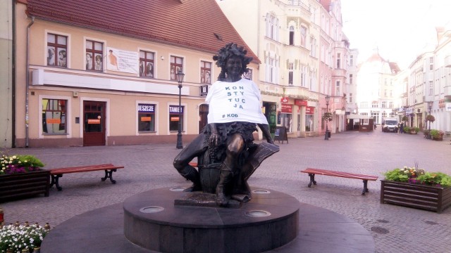 Kod Lubuskie ma swój udział w akcji ubierania pomników w koszulki z napisem Konstytucja. Na trzech pomnikach w naszym regionie pojawiły się takie napisy. Pierwsze już w piątek rano w Zielonej Górze. - Akcję kontynuowaliśmy i będziemy kontynuować. Gdy Prezydent Polski, który złożył przysięgę na Konstytucję, jawnie łamie ten najwyższy akt prawny, to Obywatelki i Obywatele mają obowiązek mu o tym przypominać - informuje lubuski Komitet Obrony Demokracji. W całej Polsce w ciągu dwóch dni KOD ubrał w koszulki już około 170 figur, pomników i monumentów. Akcja Konstytucja przekroczyła granice Polski. Sięgnęła do Berlina, Brukseli i San Francisco."Konstytucja, Jędrek!". Smok Wawelski, warszawska Syrenka i szczeciński Marynarz w koszulkach KOD. WIDEO:Wszystkie informacje o PolAndRock Festivalu 2018 (Przystanku Woodstock 2018) w Kostrzynie nad Odrą:  PolAndRock festival (Przystanek Woodstock 2018): koncerty, zdjęcia, filmy, informacje PolAndRock Festival. Zobacz nasz serwis specjalny: 