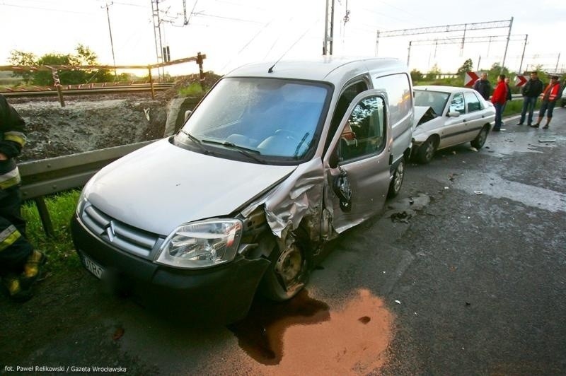 Wrocław: Wypadek na Pełczyńskiej. Zderzyły się trzy auta (ZDJĘCIA)