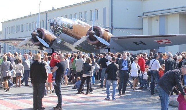 PZL Mielec organizuje Dzień OtwartyLegendarny bombowiec Łoś przed fabryczna halą.