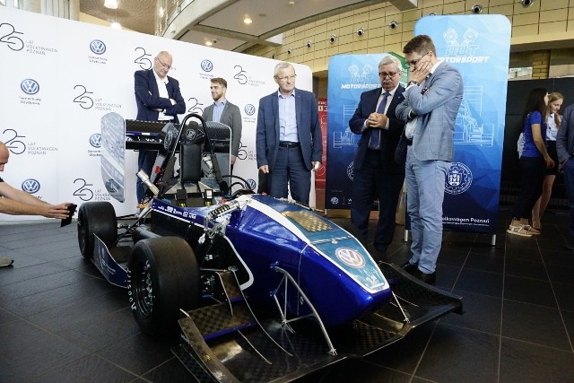 Nowy bolid waży około 190 kilogramów. Prędkość maksymalną poznamy dopiero po testach. Ostatni bolid rozwijał ją do ok. 120 km/godz.