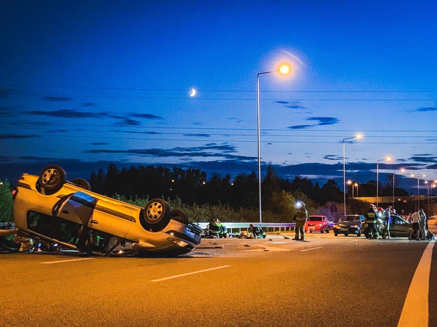 Groźny wypadek na obwodnicy Ełku: Samochód dachował. Troje dzieci poszkodowanych [ZDJĘCIA]