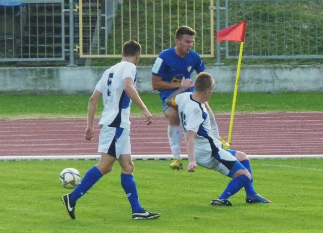 Zespoły występujące w Bałtyckiej trzeciej lidze rozegrały dziesiątą kolejkę spotkań. Mimo remisu w Manowie, piłkarze Bałtyku Koszalin obronili pozycję lidera.