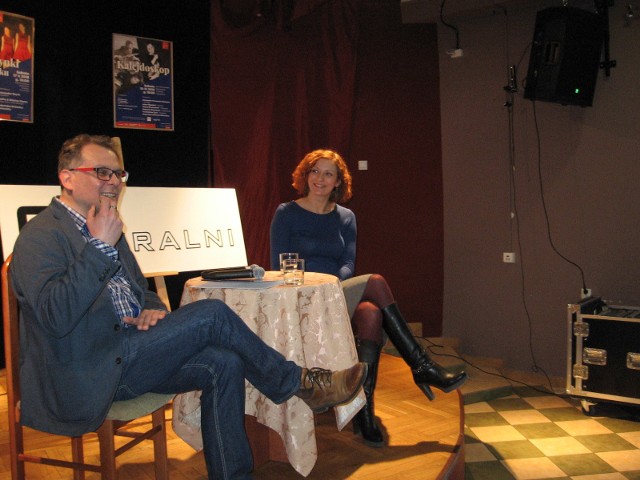 Tomasz Kądziela i Natalia Rogińska podczas spotkania w Młodzieżowym Domu Kultury w Radomiu.