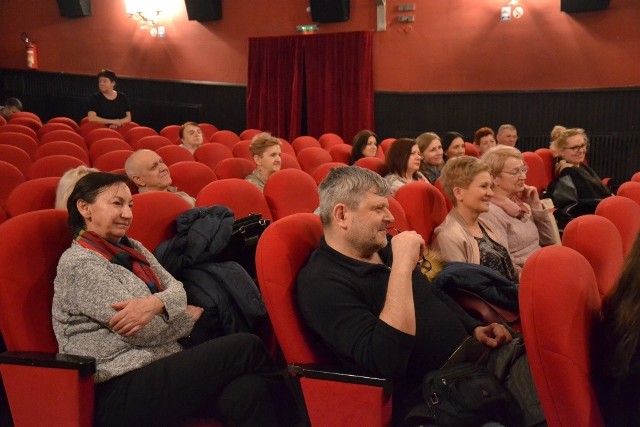 Dyskusyjny Klub Filmowy „Se(a)ns”, działający przy Miejskim Centrum Kulturalnym w Lipnie, z powodzeniem funkcjonuje już od pięciu lat. W sobotę w lipnowskim kinie „Nawojka” odbył się mały jubileusz. Najpierw widzowie obejrzeli niezwykły dokument „Młynarski. Piosenka finałowa”, po którym odbyło się spotkanie z wnukiem Wojciecha Młynarskiego – Tadeuszem Kieniewiczem, który jest operatorem filmowym.Była to okazja do poznania wybitnego człowieka, którego piosenki znają chyba wszyscy, z zupełnie innej strony. Gość opowiedział o swoim dziadku i chętnie odpowiadał na pytania. Później był jubileuszowy tort i symboliczna lampka szampana. Przez te pięć lat lipnowscy widzowie obejrzeli wiele interesujących filmów. Często w tych spotkaniach biorą udział zaproszeni goście – aktorzy, reżyserzy czy specjaliści w dziedzinie, którą poruszał konkretny film. Więcej w najbliższym wydaniu „Tygodnika Lipnowskiego”.