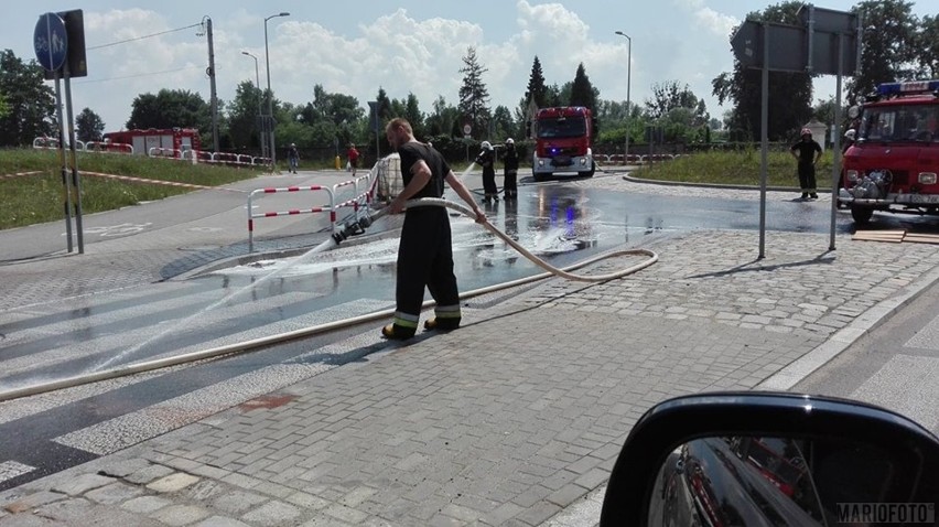 Kolizja na rondzie w Praszce. Rolnik zgubił trzy zbiorniki.