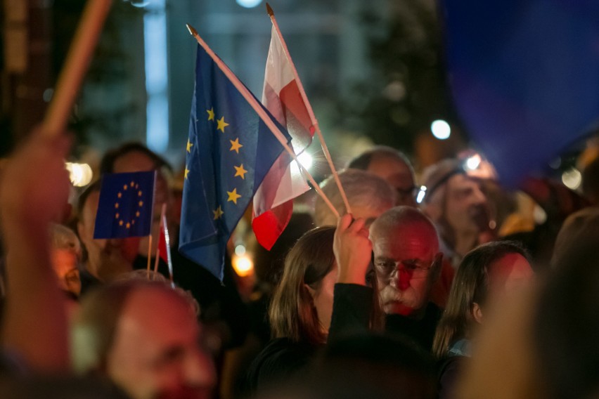 Łańcuch światła dla sądów. Tak protestowali mieszkańcy Krakowa [ZDJĘCIA]