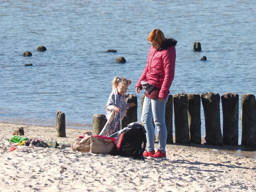 W sobotę na plaży w Mielnie pojawiło się wielu...