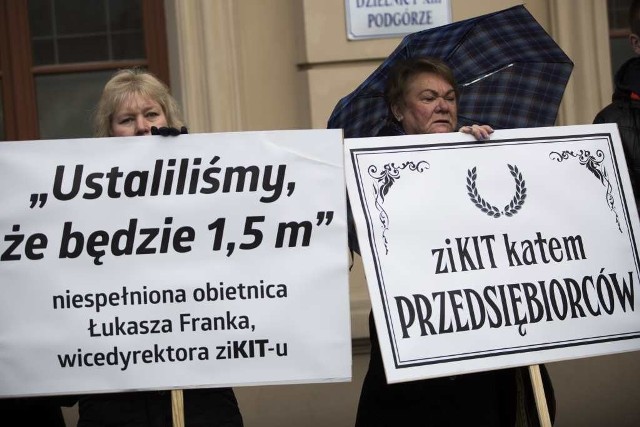 Na wczorajszą demonstrację przeciw ograniczeniom ruchu mieszkańcy przybyli z licznymi hasłami