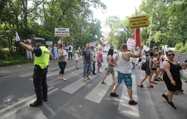 Mieszkańcy Załomia 14 czerwca zablokowali przejście przez ulicę Lubczyńską, na skrzyżowaniu ulic Parkowej i Lubczyńskiej, czyli alternatywną trasę