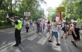 Mieszkańcy Załomia blokowali drogę nad morze, bo chcą remontu. Czy jest na to szansa? Sprawdziliśmy