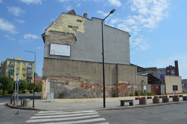 Okropne ściany i płoty w Żaganiu. Budynek na roku Brackiej i Keplera
