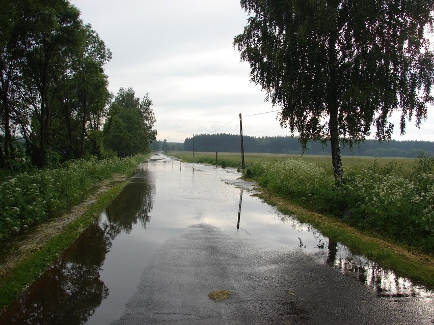 Kłobuck powódź: woda przerwała wały w Starokrzepicach [ZDJĘCIA]