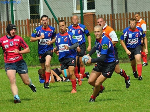 Grzegorz Szczepański (z piłką) jest jednym z największych talentów polskiego rugby w ostatnich latach