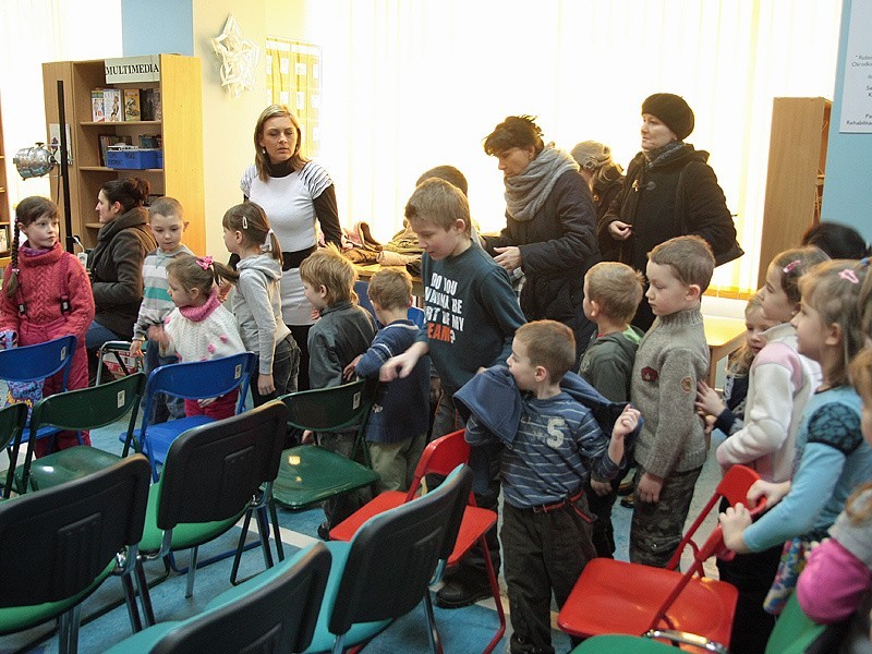 Grudziądz: Dzieci w bibliotece nr 13 obejrzały  "Zimową przygodę"