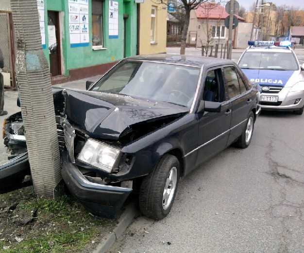 Pijany 67-latek rozbił swój samochód na latarni przy ulicy Niedziałkowskiego.