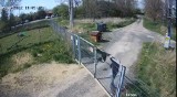 Bezduszny właściciel wyrzucił swojego psa na teren schroniska. Przerzucił go przez bramę! [Wideo] 