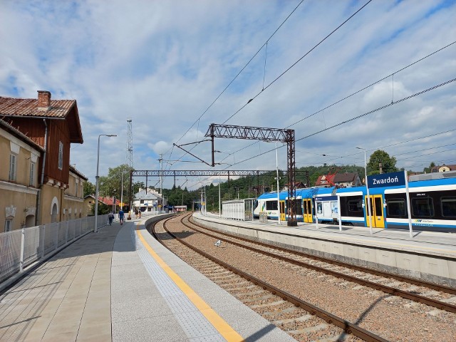 W ramach studium rozważana będzie modernizacja torów wraz z dobudowaniem dodatkowych torów na tym odcinku, dzięki czemu rozdzielony zostanie ruch aglomeracyjny i dalekobieżny na linii Katowice– Będzin – Zawiercie. Dobudowa torów sprawi, że możliwa będzie także separacja ruchu pasażerskiego i towarowego na linii Dąbrowa Górnicza Ząbkowice– Łazy – Zawiercie.