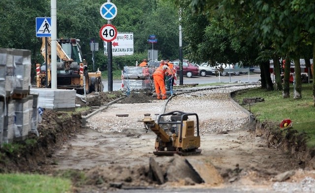 Remont chodnika wzdłuż ul. Armii Krajowej potrwa niecałe dwa miesiące.