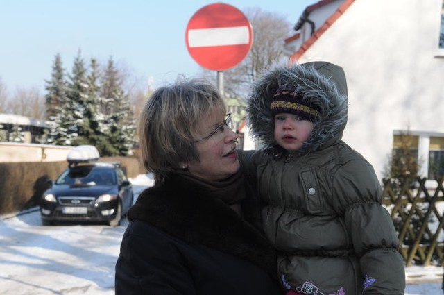 Barbara Woroniecka mówi, że wąską ul. Tkacką da się przejechać, ale jeśli sąsiedzi chcą usunąć znak, to i ona jest za tym.