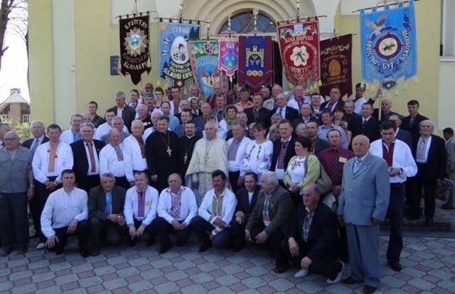 W środku grupy, przed ukraińska cerkwią przedstawiciele województwa świętokrzyskiego: Wiesław Sochacz, Józef Misiura i Eugeniusz Klusek