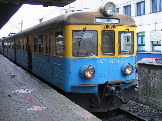 W latach 1962-1994 z hal wrocławskiego Pafawagu wyjechało ponad 1400 "kibli", co czyni ten pojazd najdłużej produkowanym pojazdem szynowym na świecie. Czy pamiętacie jego poprzednie malowanie - żółto-niebieskie? Było chyba bardziej przyjazne niż obecne kolory.