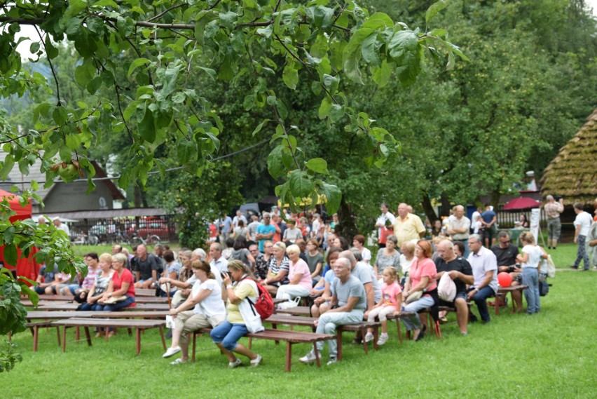 Szymbark. XV Panorama Kultur. W skansenie głośno gra muzyka, jest mnóstwo ludzi, są stoiska z rękodziełem, gospodynie częstują pysznościami