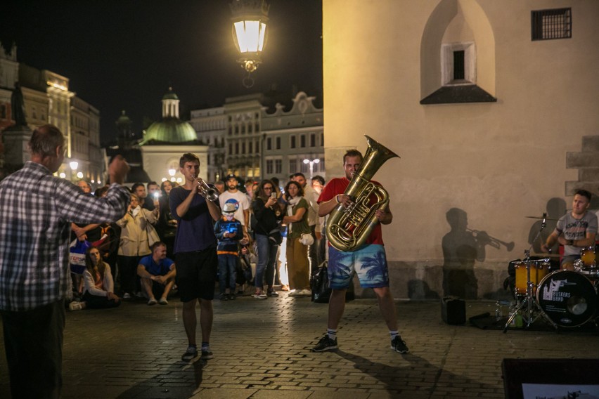 Tłumy turystów i imprezowiczów opanowały Kraków. Tak wygląda nocne życie miasta [ZDJĘCIA