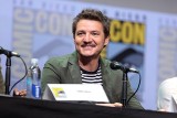 Pedro Pascal nie miał pieniędzy na jedzenie. Pomogła mu Sarah Paulson. Teraz aktor gra w popularnych serialach i zarabia krocie