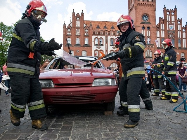 Tegoroczne obchody Dnia Strażaka, połączono z 20. rocznicą powołania Państwowej Straży Pożarnej. Na Placu Zwycięstwa, zebrali się reprezentanci jednostek PSP i OSP z terenu powiatu.