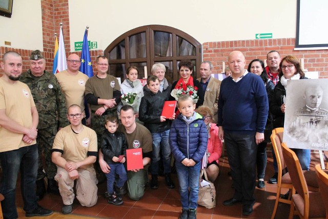 - Spotkanie zatytułowane "Rotmistrz Pilecki - Bohater Niezwyciężony" odbyło  się w czwartek (15.11) o godzinie 17:00 w sali konferencyjnej usteckiego ratusza. W ramach spotkania wygłoszono prelekcję przygotowaną przez panią Małgorzatę Kupiszewską oraz pana Michała Siwiec - Celebon dotyczącą rotmistrza Pileckiego. Po prelekcji zobaczyć można było pokonkursową wystawę plakatów. Spotkanie zorganizowali członkowie Usteckiego Towarzystwa Miłośników Historii "Orzeł", Biblioteka Miejska w Ustce oraz Urząd Miasta Ustka.