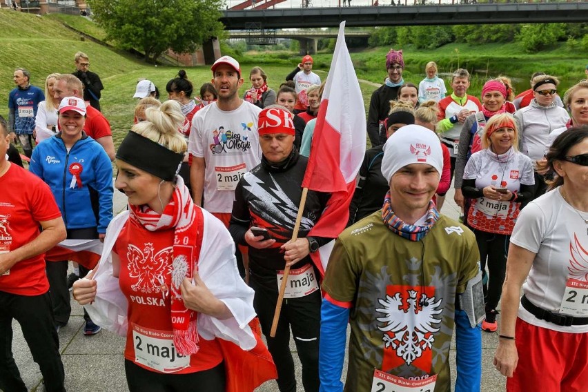 Kilkadziesiąt osób postanowiło uczcić przypadający 2 maja...