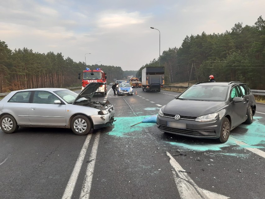 Dwa wypadki w Małej Nieszawce - na DK 15 i S10. Drogi w stronę Poznania i Bydgoszczy zablokowane. Spore utrudnienia [20.11.2019]