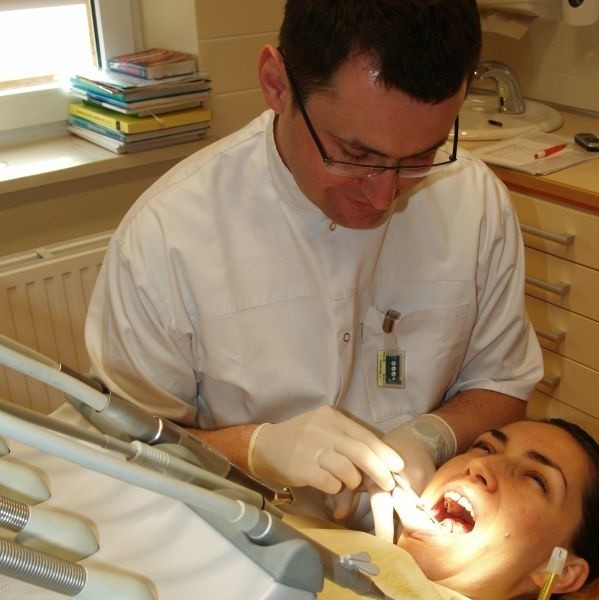 Wszyscy stomatolodzy w regionie otrzymali niższe kontrakty. Narodowy Fundusz Zdrowia tłumaczy, że zabrakło pieniędzy na leczenie zębów.   