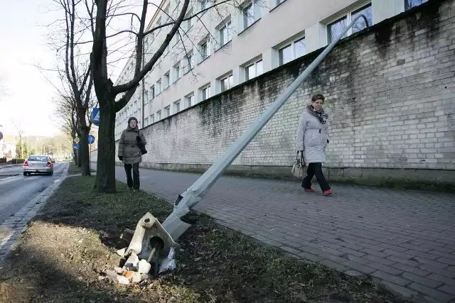 W niedzielę osobowy volkswagen ściął przydrożną lampę przy ul. Kościuszki w Słupsku.