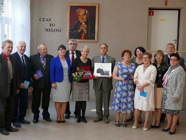 W Szkole Podstawowej im. Kardynała Stefana Wyszyńskiego w Orłowie (gm. Inowrocław) spotkali się absolwenci - rocznik 1968, którzy mury tej placówki opuścili 50 lat temu. Przyjechali z Inowrocławia i okolic, ale także z Poznania, Olkusza, Bydgoszczy. W szkole powitała ich dyrektor Joanna Tepper wraz z nauczycielką jezyka polskiego Ewą Przybyszewską (córką nieżyjących już nauczycieli orłowskiej podstawówki Teresy i Zdzisława Filipiaków) oraz sołtysem Orłowa Wiolettą Paczkowską. Uczestnicy zjazdu zwiedzili swoją ukochaną "budę", znów zasiedli w ławkach, powspominali stare dzieje...Przekazali też na ręce pani dyrektor prezent dla szkolnej społeczności - aparaturę nagłaśniającą. Po sentymentalnej wizycie w szkole, absolwenci uczestniczyli we mszy św., którą w kościele parafialnym pw. św. Elżbiety odprawił ks. Marian Lis, też absolwent SP w Orłowie, inicjator tego i poprzednich zjazdów. Wcześniej, przed pobytem w szkole złożyli kwiaty na grobach nieżyjących nauczycieli i kolegów. Koleżeńskie "spotkanie po latach" kontynuowano w Gościńcu w Jacewie. Wspomnieniom nie było końca... Wzruszeni uczestnicy umówili się już na kolejny zjazd. Za rok.