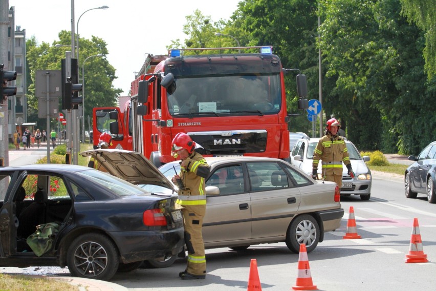 Wypadek w Tarnobrzegu. Po zderzeniu opla i audi trzy osoby przewieziono do szpitala (ZDJĘCIA)