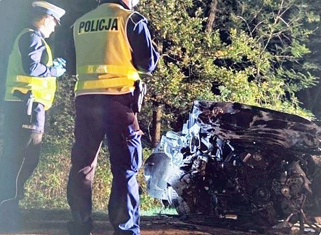 Wypadek śmiertelny w Jankowicach. W wyniku czołowego zderzenia obaj kierowcy ponieśli śmierć