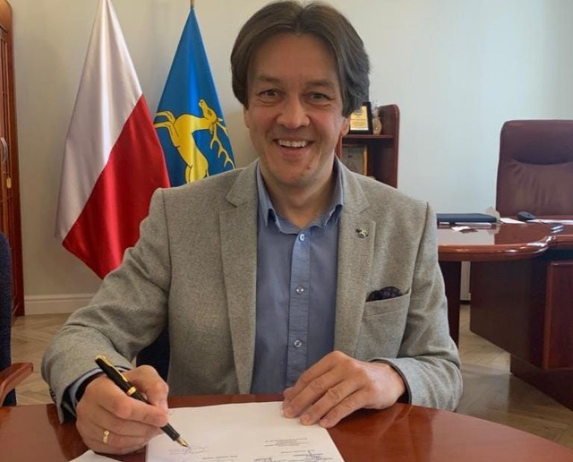Piotr Kozłowski, burmistrz Kozienic podpisał umowy dotyczące dwóch ważnych inwestycji.