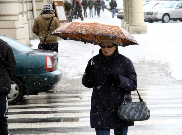 W poniedziałek na opady śniegu narzekali głównie piesi, którzy musieli uzbroić się w parasole. Synoptycy zapowiadają, że niebawem powinna zawitać do nas przedwiosenna aura