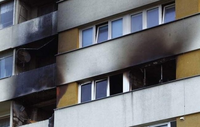 W wyniku pożaru przy ul. Santockiej w Szczecinie mieszkanie na piątym piętrze zostało całkowicie zniszczone. Jedno z sąsiednich mieszkań także zostało uszkodzone. Nie wiadomo, co było przyczyną. Jedna z wersji zakłada, że doszło do zaprószenia ognia.